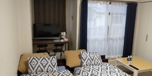 Edredón, decoración personalizada, muebles diferentes y escritorio 