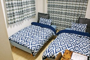 Down comforters, individually decorated, individually furnished, desk - Roanne Higashiyama (Kyoto)