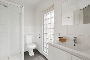 A bathroom with a shower, toilet, and sink. - Whitecliffs Beach Resort (Rye)