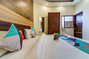 Deluxe Room | Desk, free WiFi