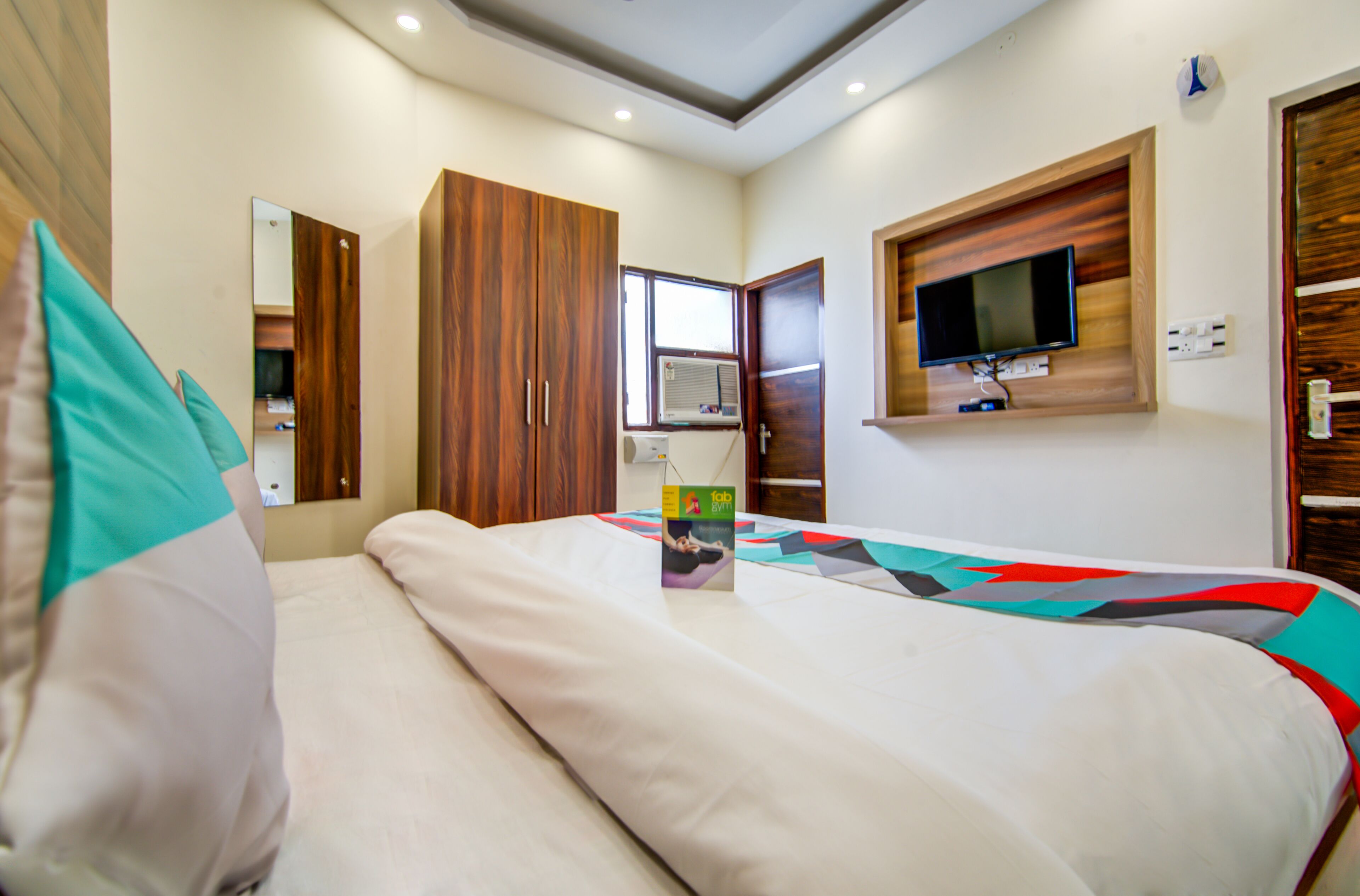 deluxe room | desk, free wifi