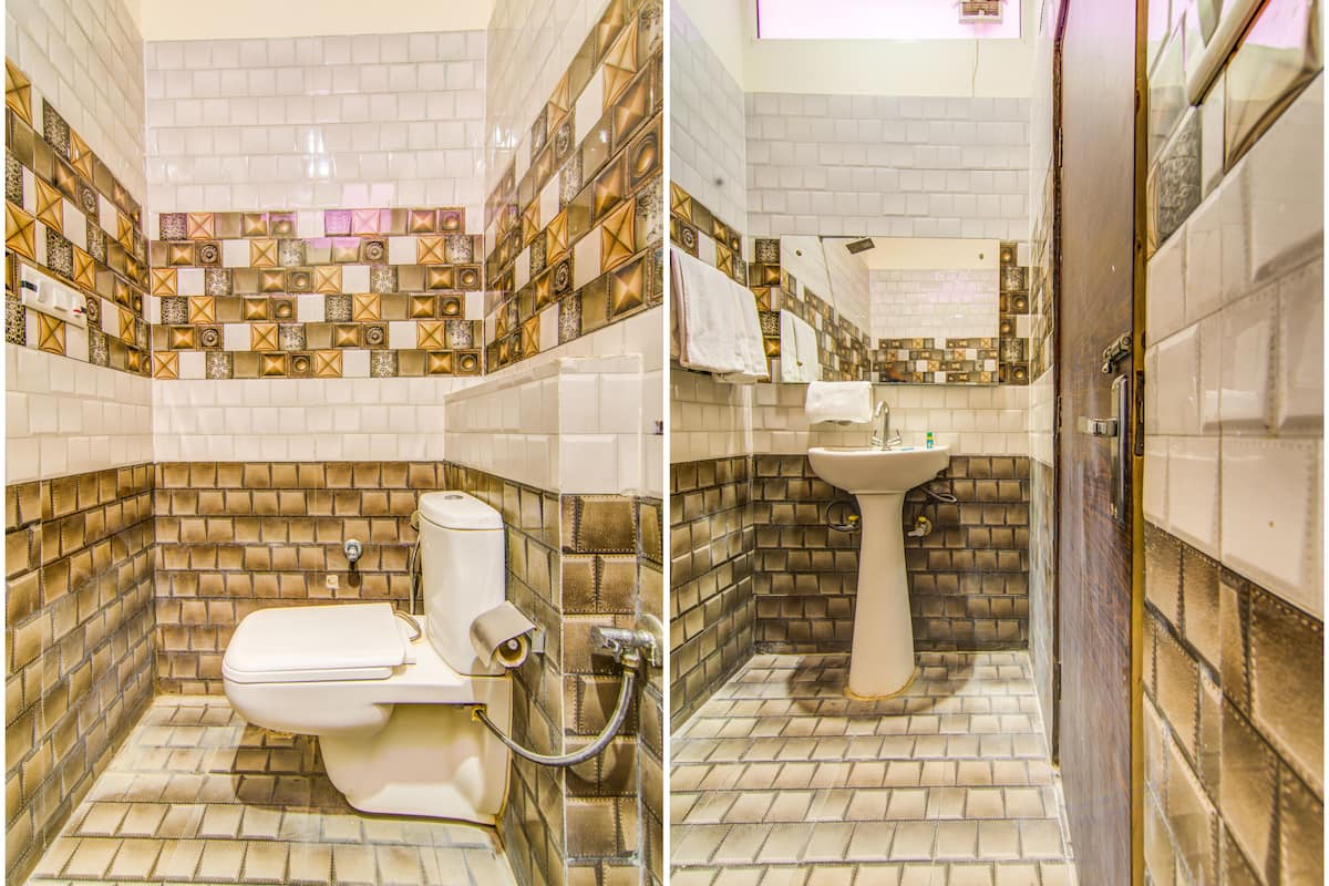 deluxe room | bathroom | shower, rainfall showerhead, free toiletries, towels