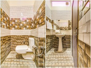 Deluxe Room | Bathroom | Shower, rainfall showerhead, free toiletries, towels