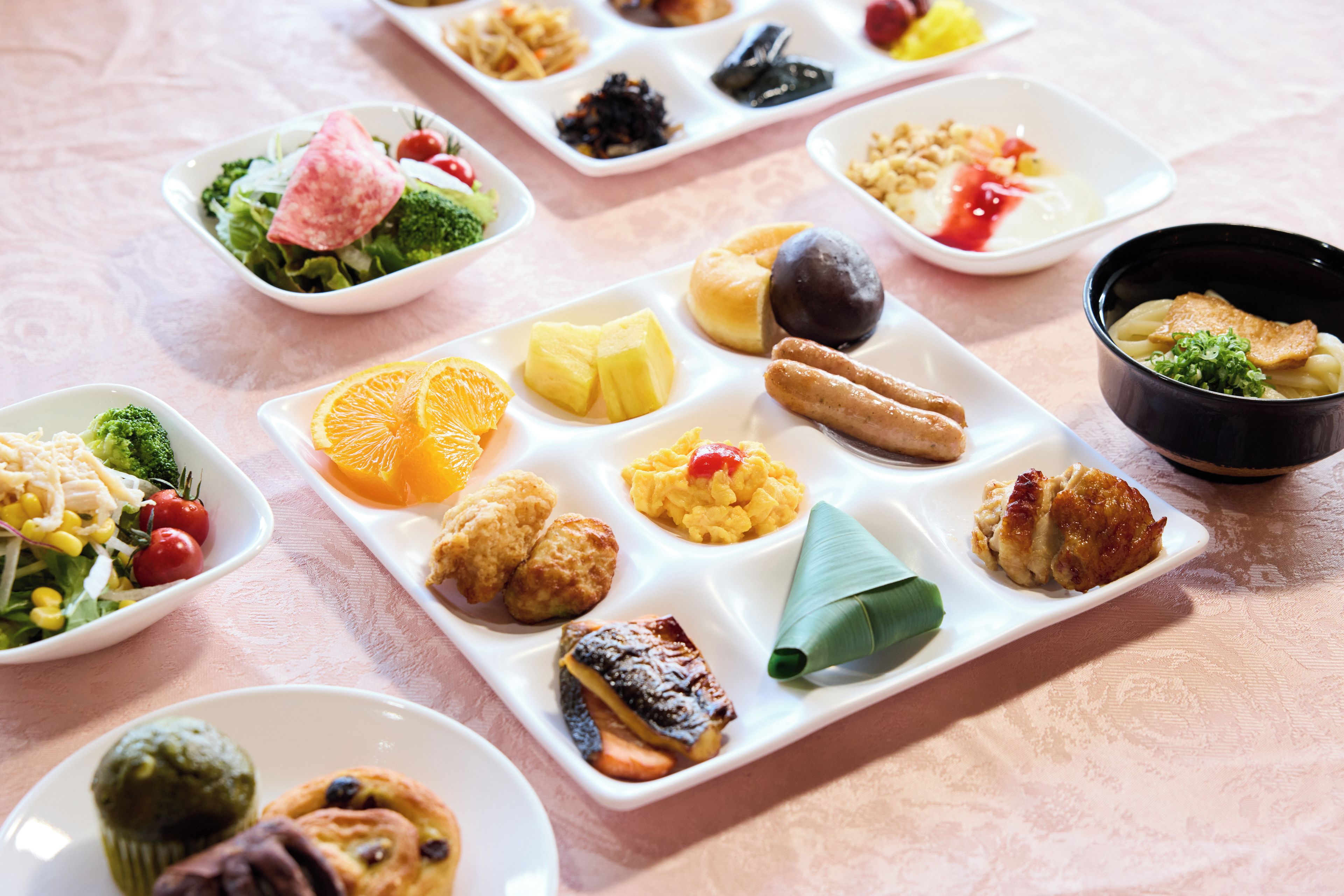 Une variété de plats disposés sur une table.