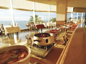 بوفيه فطور يوميًا بتكلفة قدرها (2420 JPY للشخص)