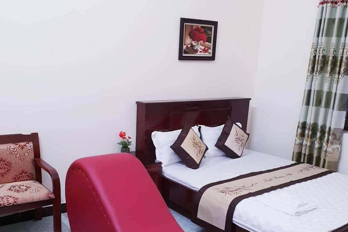 Double Room | Meja, langsir/tirai gelap terus, seterika/papan seterika, Wi-fi percuma 