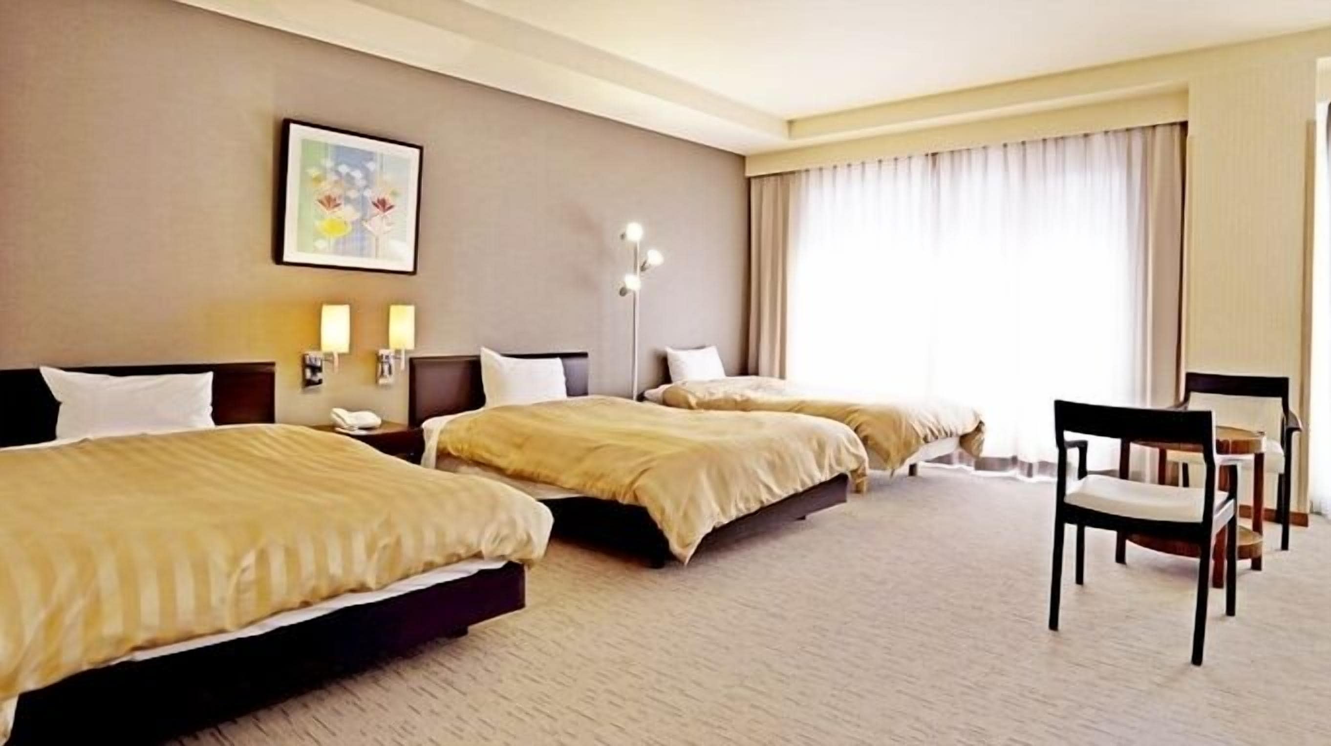 Caja de seguridad en la habitación y escritorio 