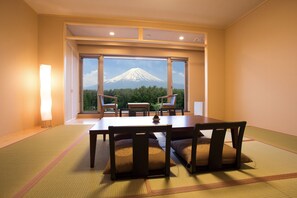In-room safe, desk, laptop workspace, free WiFi - The Gran Resort Princess Fujikawaguchiko (Fujikawaguchiko)