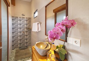 Superior Villa, 5 Bedrooms | Bathroom | Shower, rainfall showerhead, free toiletries, hair dryer - Wegi House 2 (Ubud)