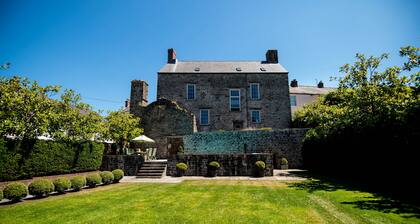 Grand Georgian House with Outdoor Heated Pool Centrally Located in Laugharne