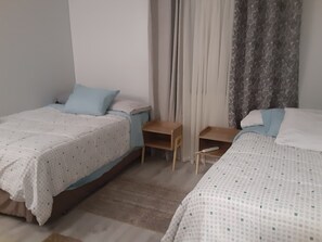 2 makuuhuonetta, tallelokero huoneessa, silitysrauta/-lauta