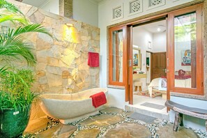 4 makuuhuonetta, tallelokero huoneessa, työpöytä, silitysrauta/-lauta