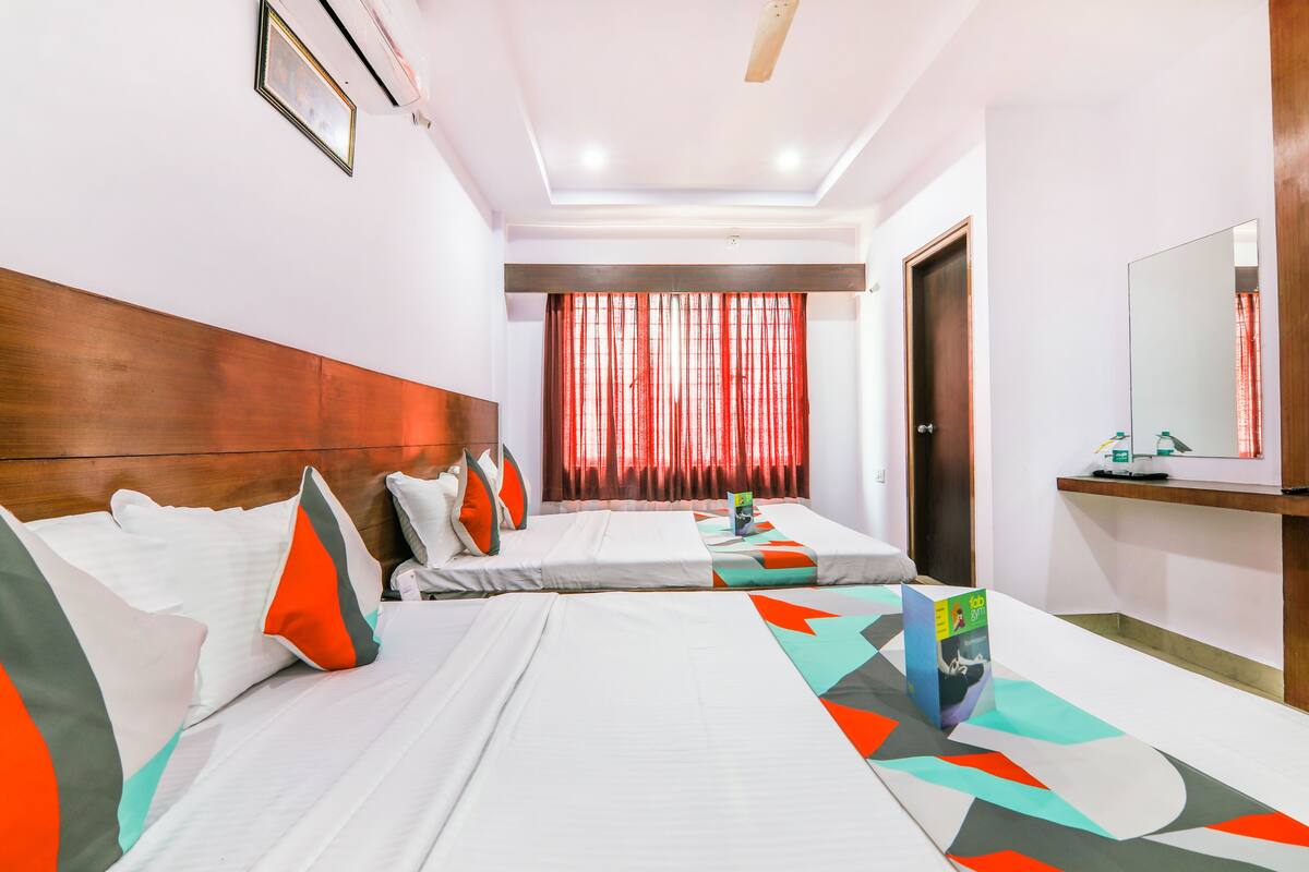 Family Room | Desk, free WiFi