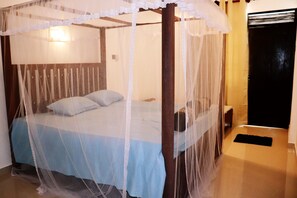 Deluxe-Dreibettzimmer, Meerblick | Schreibtisch, laptopgeeigneter Arbeitsplatz, schallisolierte Zimmer