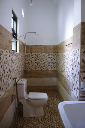 Een douche, gratis toiletartikelen, een bidet, handdoeken