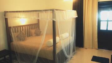 Deluxe-Vierbettzimmer, Meerblick | Schreibtisch, laptopgeeigneter Arbeitsplatz, schallisolierte Zimmer