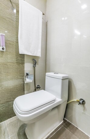 デラックス ルーム | バスルーム | シャワー、レインフォールシャワー、バスアメニティ (無料)、タオル