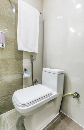 Deluxe Room | Bathroom | Shower, rainfall showerhead, free toiletries, towels