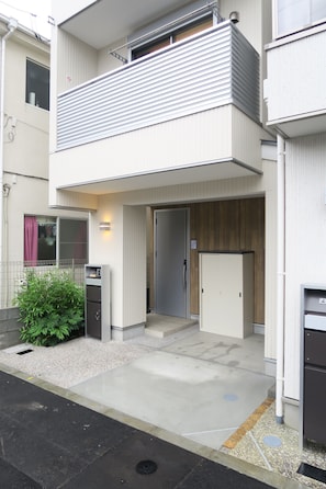 Property entrance - Etranger Kaname Cho (Tokyo)