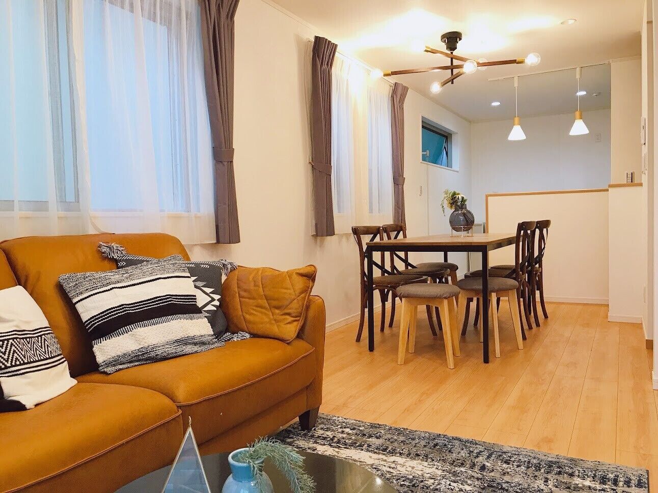 Apartamento, 3 habitaciones | Sala de estar | Televisión de pantalla plana de 65 pulgadas con canales digitales