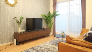 3ベッドルーム アパートメント | リビングルーム | 65 インチの薄型テレビ (デジタル放送視聴可)、テレビ