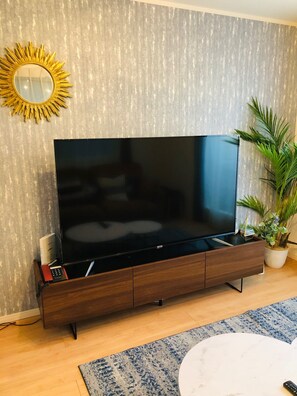 Appartement, 3 slaapkamers | Woonruimte | Een 65-inch flatscreentelevisie met digitale zenders en een televisie