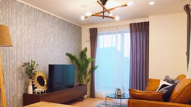 3ベッドルーム アパートメント | リビングルーム | 65 インチの薄型テレビ (デジタル放送視聴可)、テレビ