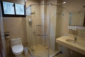 Vierbettzimmer | Badezimmer | Dusche, kostenlose Toilettenartikel, Haartrockner, Hausschuhe