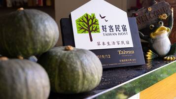 Un letrero con el logotipo de un árbol e indicación de que es un establecimiento para hospedaje en Taiwán.