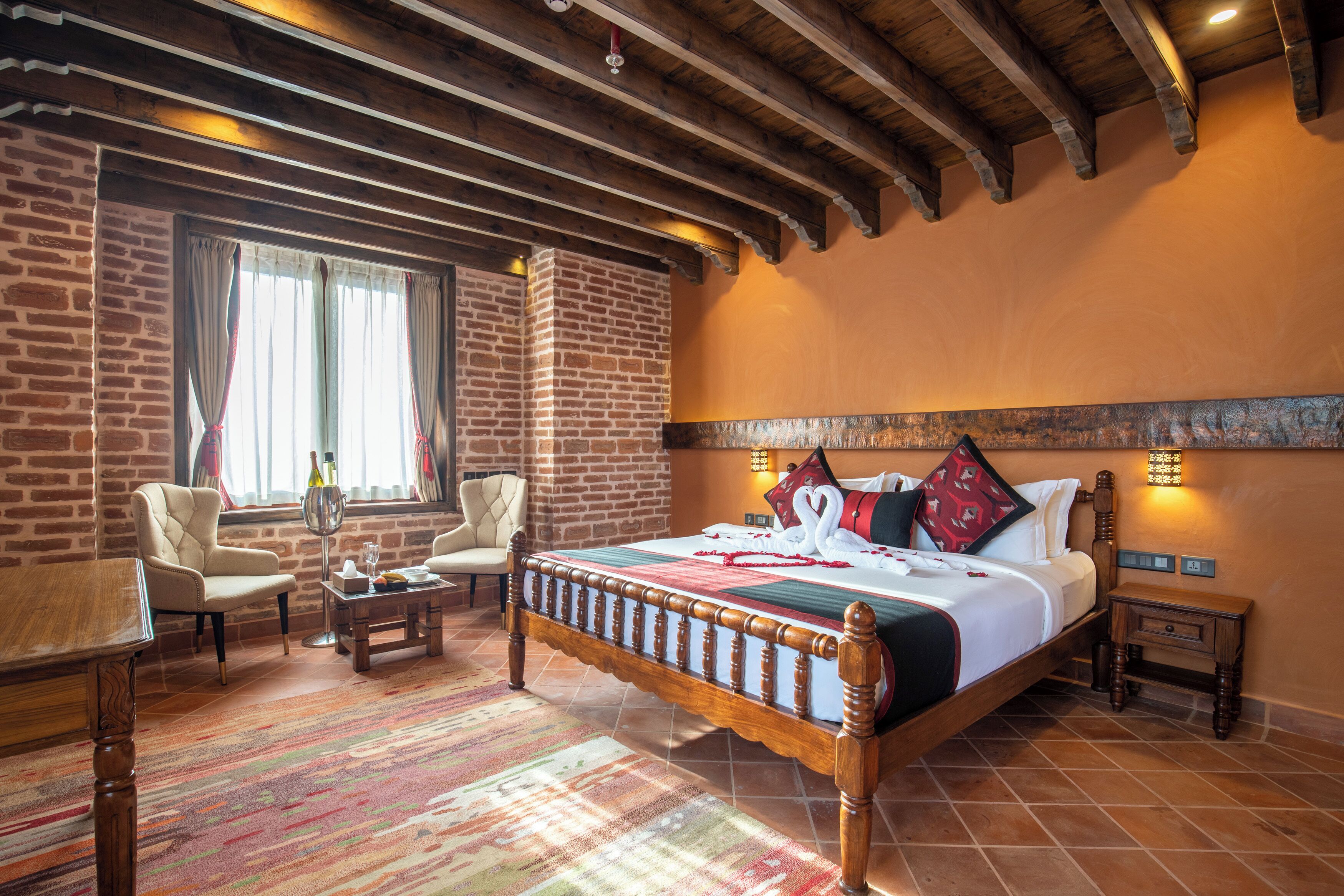 高档床上用品、迷你吧、客房内保险箱、办公桌