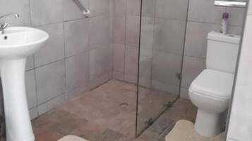 Shower, rainfall showerhead, free toiletries, hair dryer
