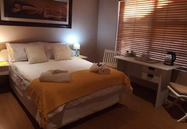 Tek Büyük Yataklı Oda | Kaliteli yatak takımı, yastık yüzeyli yatak, minibar, masa