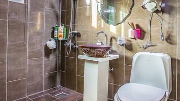 Casa de banho com design moderno, apresentando um espelho grande, lavatório suspenso, sanita e zona de duche.