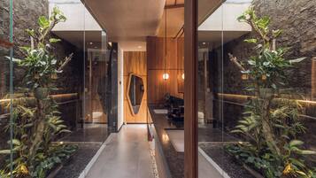 Grand Royal Smart 1 Bedroom Villa with Private Pool & Jacuzzi | Kamar mandi | Shower, pancuran hujan, perlengkapan mandi gratis, dan pengering rambut