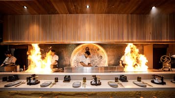 供應早餐、午餐、晚餐;本地及多國菜