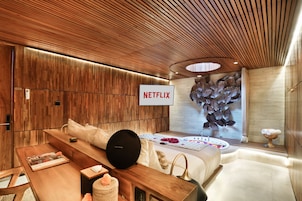 Suite Room | 1 quarto, frigobar, cofres nos quartos, cortinas blackout