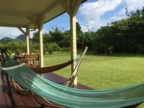 Escritorio, wifi gratis y ropa de cama 