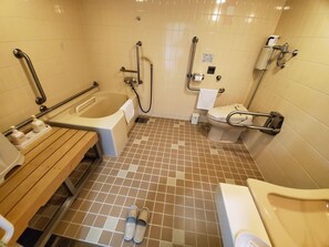 Haartrockner, Hausschuhe, Toilette mit elektrischem Bidet, Handtücher