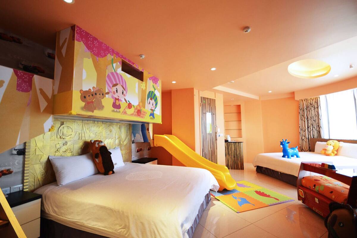 Una habitación infantil con una cama, zona de juegos y un tobogán.
