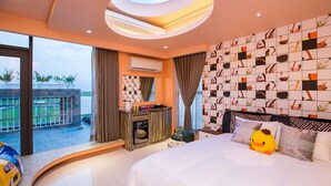 A modern hotel room with a large bed, a skylight, a view of the outdoors, and a patterned wall. - Diu Diu Dang Family Homestay (Dongshan)
