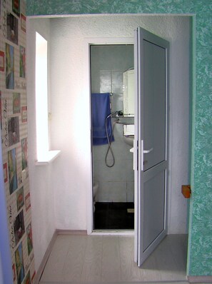 Duschwanne, Haartrockner, Handtücher, Seife