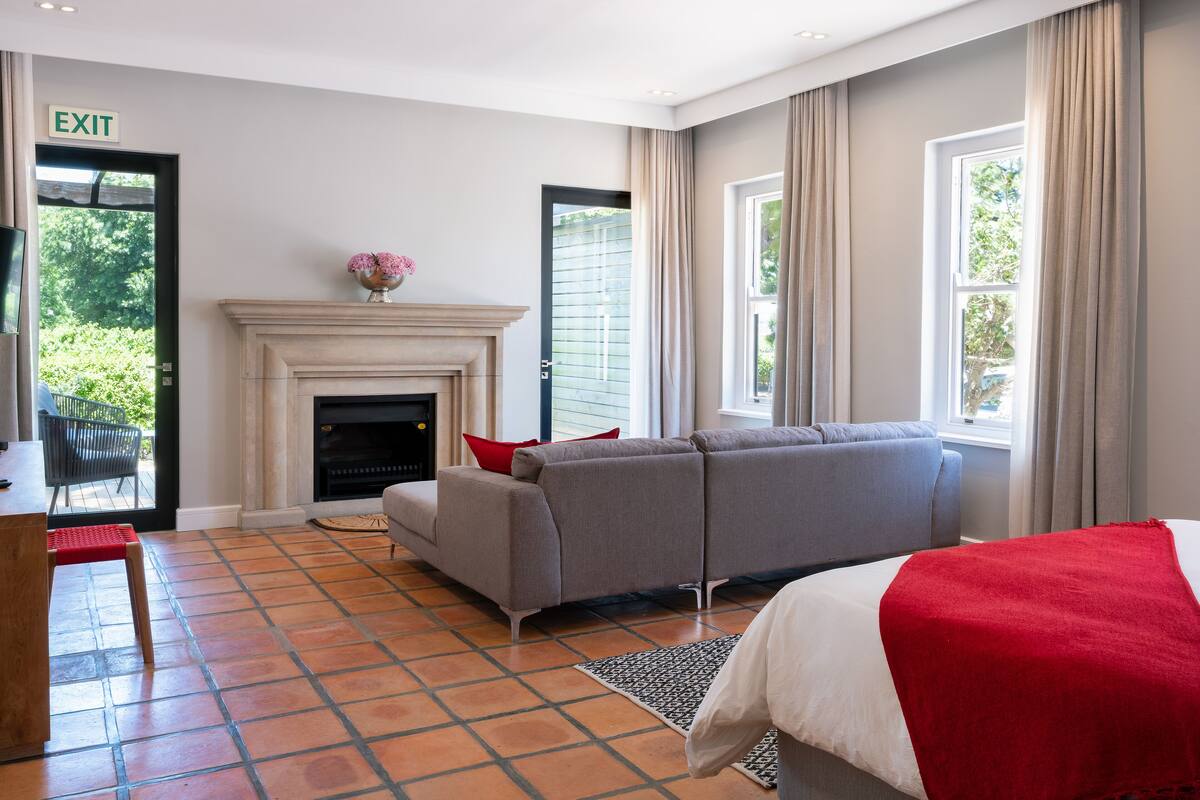 Grand Suite, Fireplace | Living area | 43-inch Smart TV with satellite channels, TV, Netflix