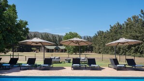 Outdoor pool, sun loungers - Lynx Wine Estate (Franschhoek)
