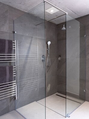 Phòng Suite Grand | Phòng tắm | Buồng tắm vòi sen, vòi sen phun mưa, đồ dùng nhà tắm miễn phí 