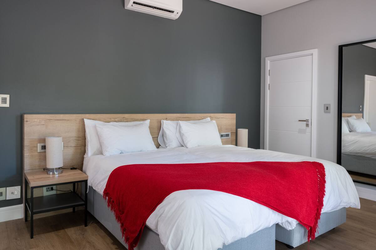 Double Room | Hypo-allergenic bedding, free minibar, in-room safe, laptop workspace