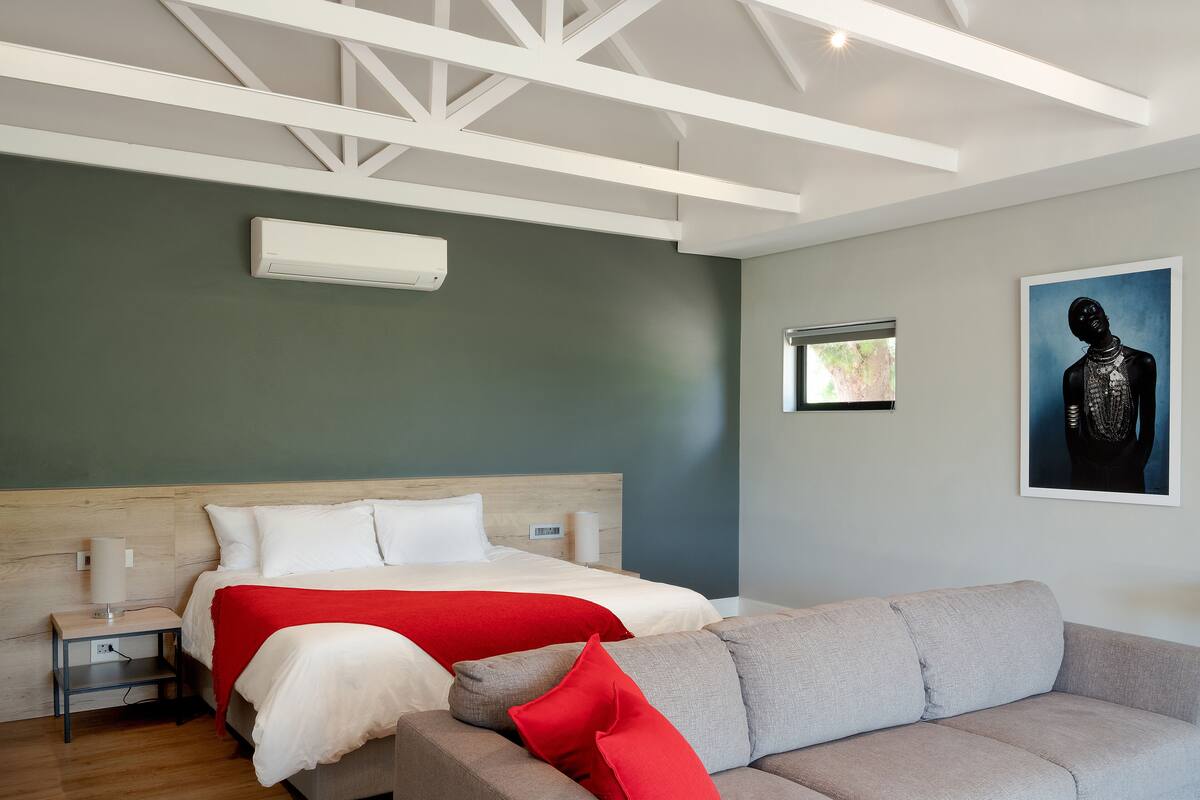 Grand Suite | Hypo-allergenic bedding, free minibar, in-room safe, laptop workspace