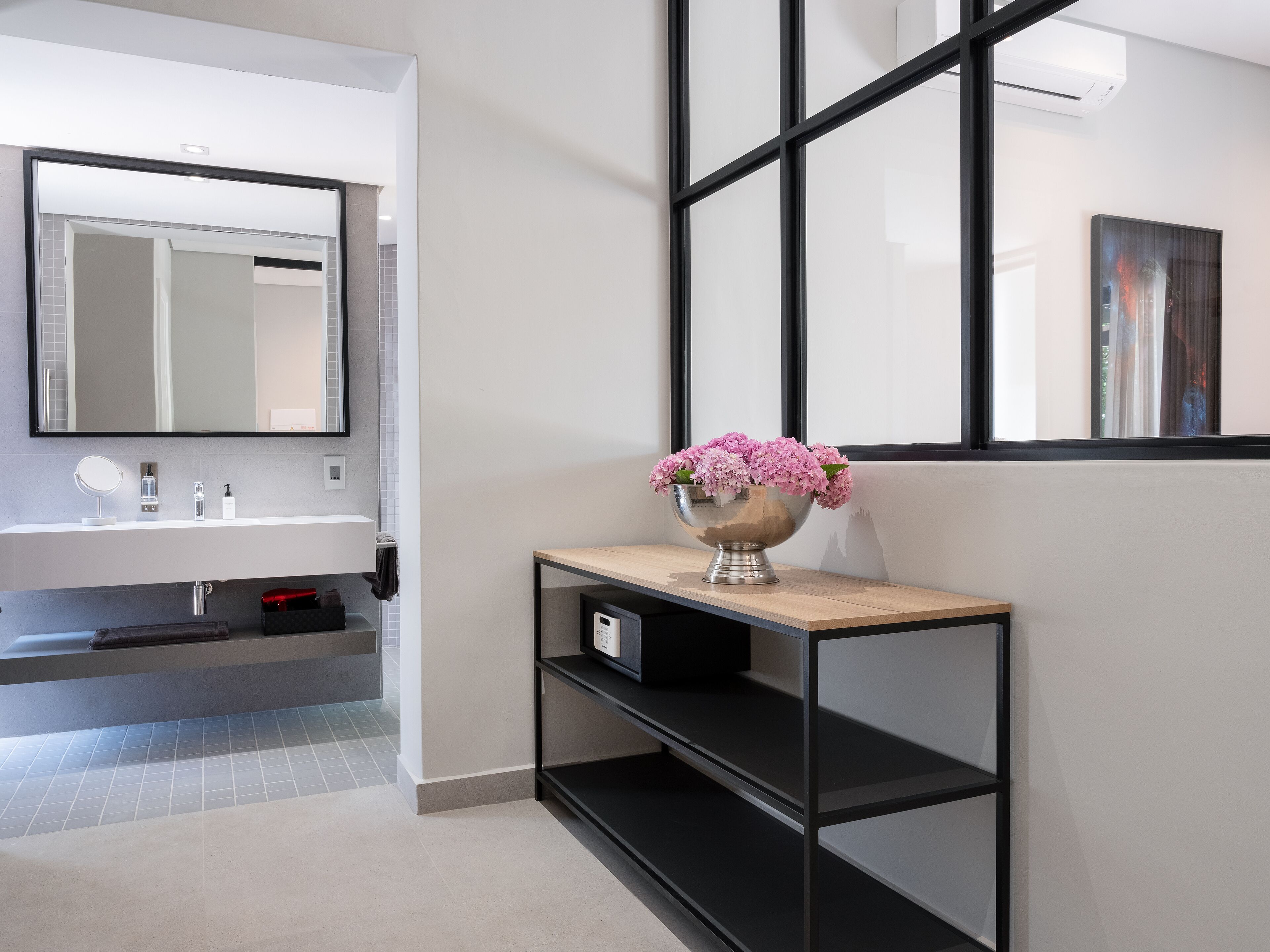 Suite (Lynx) | Bathroom | Shower, rainfall showerhead, free toiletries, hair dryer