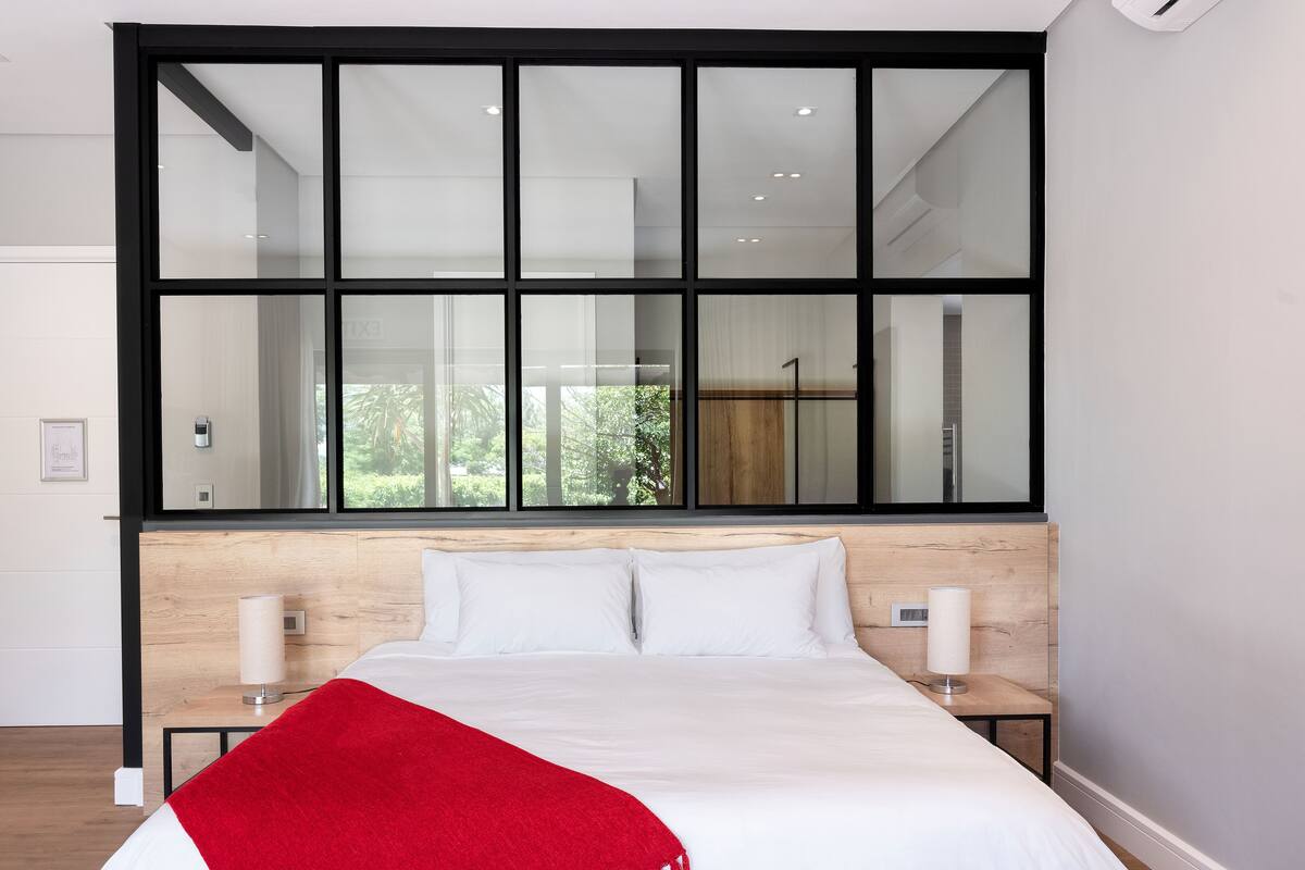 Suite (Lynx) | Hypo-allergenic bedding, free minibar, in-room safe, laptop workspace