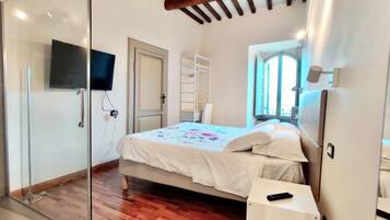 Classic Triple Room | Desk, laptop workspace, blackout drapes, free WiFi
