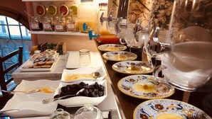 A buffet setup with various food items and condiments. - Mavitur Rooms (Assisi)